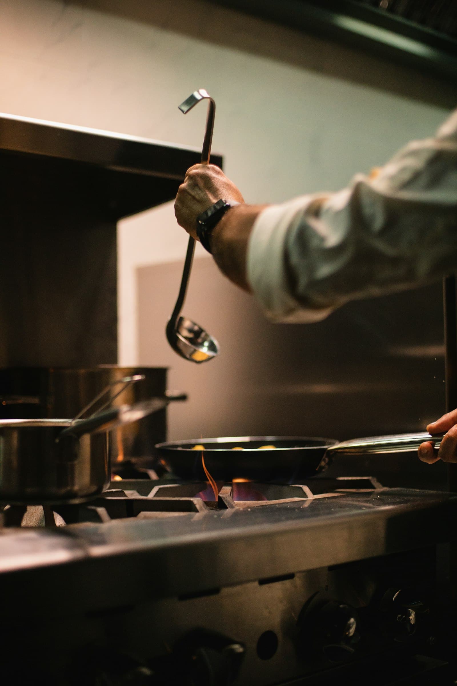 Cocina de leña en penumbra