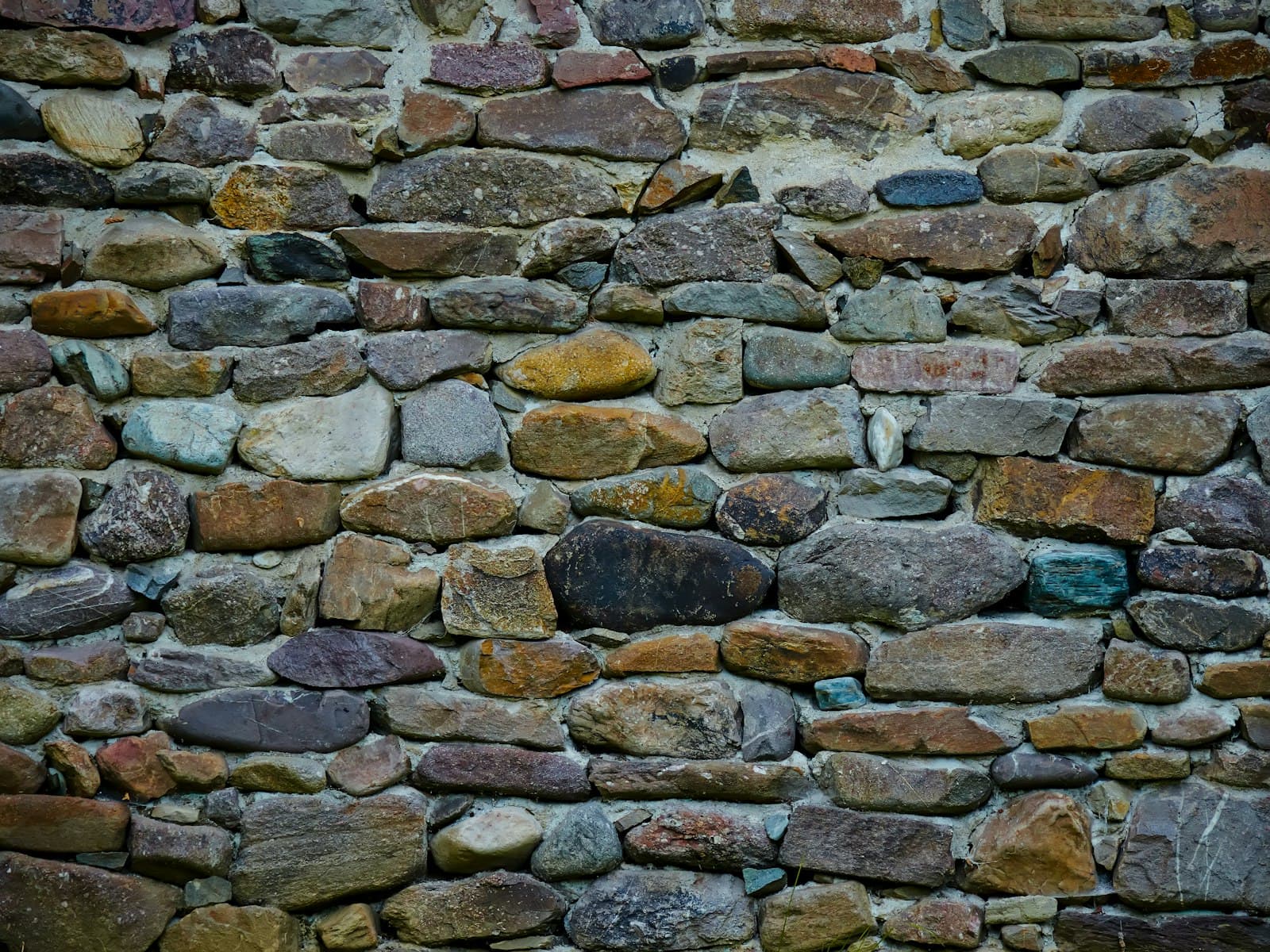 Interior de la antigua bodega con vigas de madera y herrajes de latón.