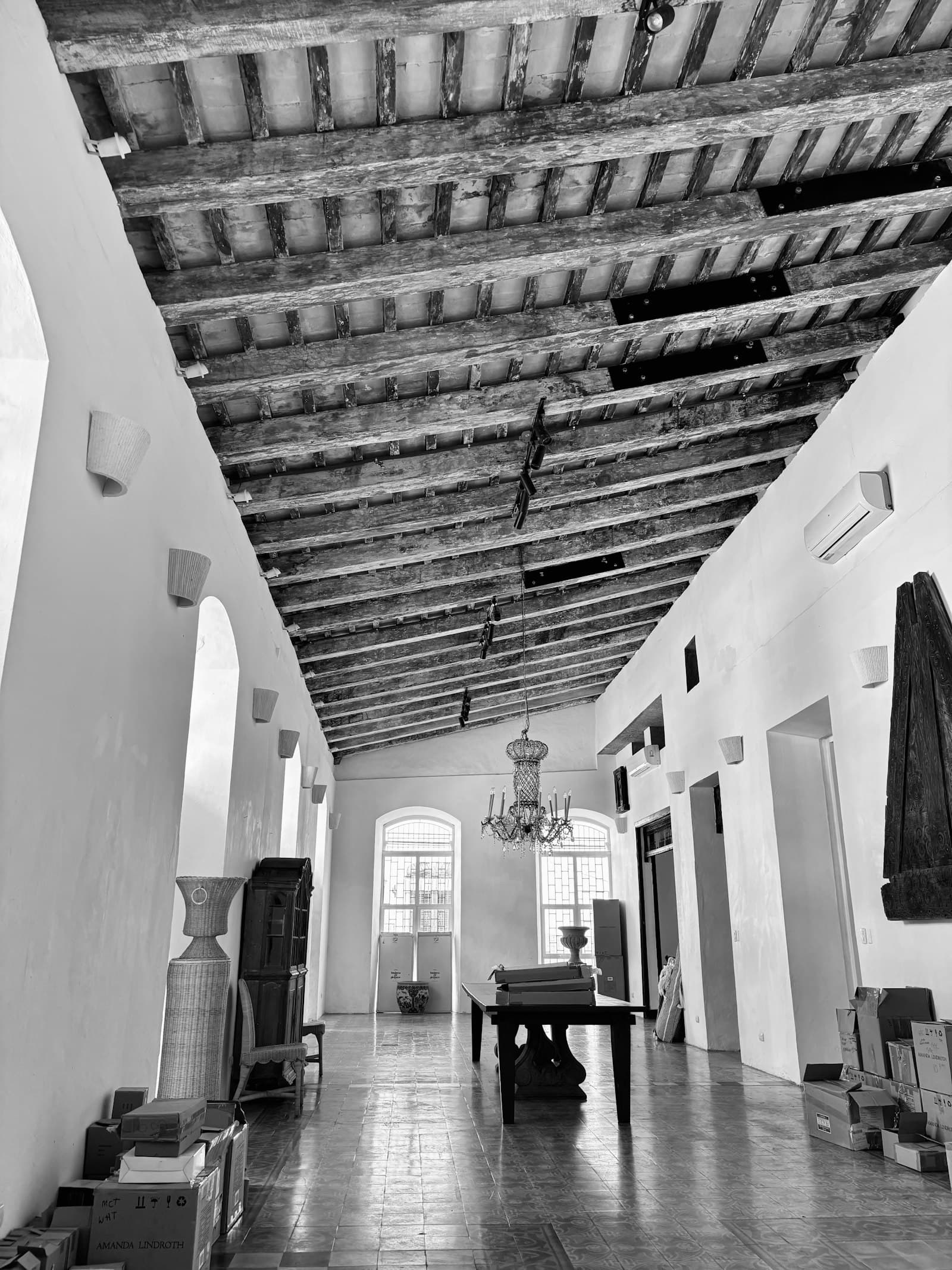 Patio central techado con una cocina de leña al fondo.