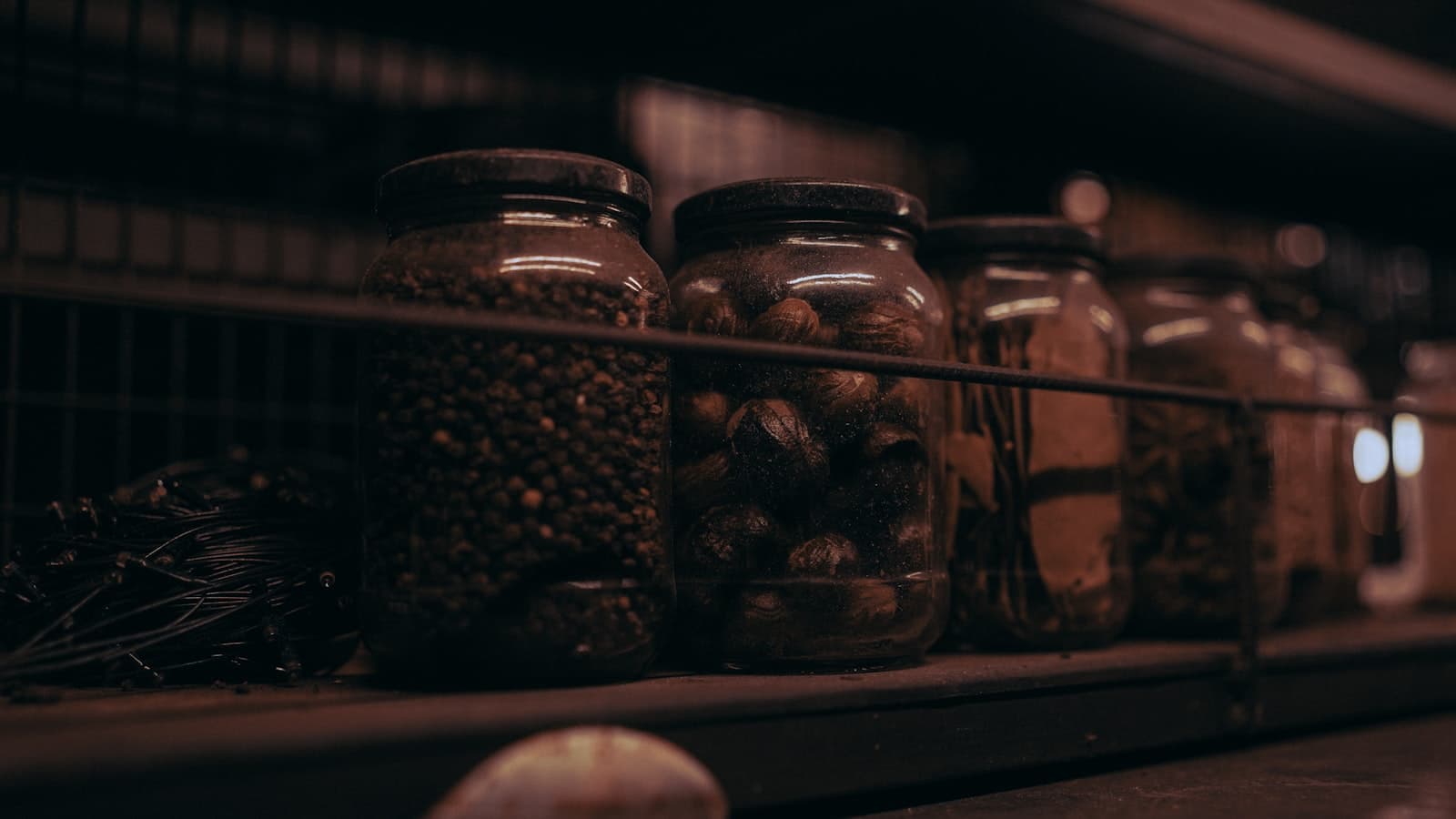 Frasco de atún en aceite de la casa sobre superficie de cantera.