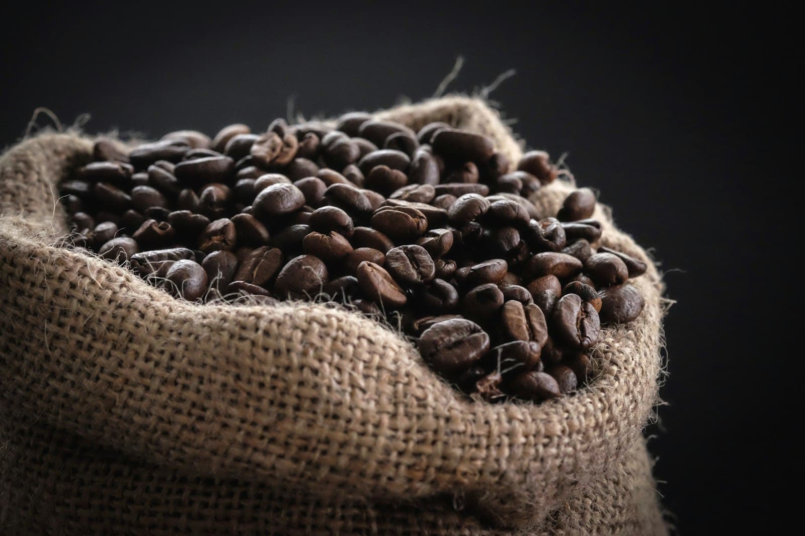 Bolsa de café de la sobremesa con sello de latón.