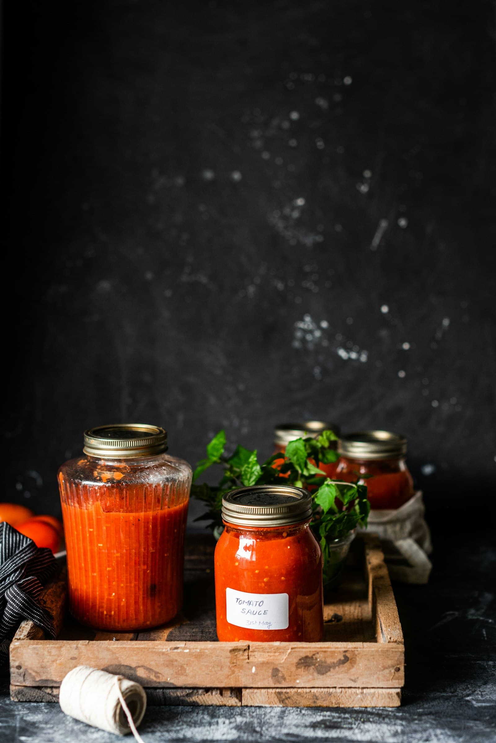 Frasco de salsa macha de chile de árbol con cuchara.